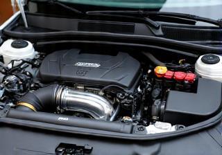 Nippon Car Care サービス: 車のエンジンルームを清掃しているイメージ