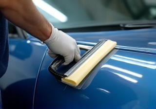 Nippon Car Care サービス: 車にペイントプロテクションフィルムを貼っているイメージ